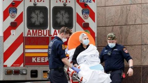 Nueva York vive su día más mortífero, hospitales de EEUU buscan más camas