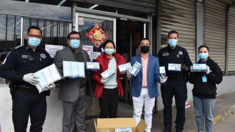 Dona comunidad China guantes y cubrebocas a policías