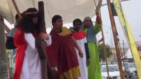 Realizan Vía Crucis en las calles a pesar de la emergencia sanitaria