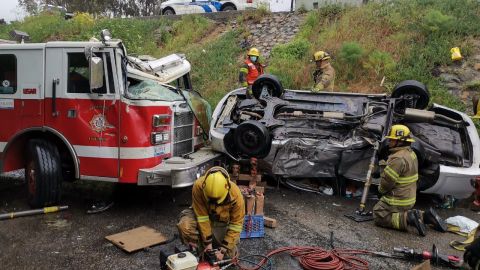 VIDEO: Bomberos casi pierden la vida mientras realizaban su labor