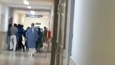 VIDEO: Agreden a médicos familiares de paciente que murió por Covid-19