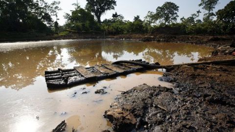 Perú en alerta por derrame de 4.000 barriles de crudo en Amazonía ecuatoriana