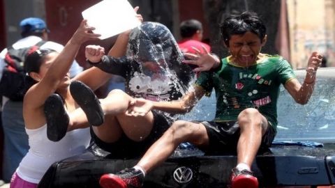 Sábado de Gloria y la tradición de arrojarse agua