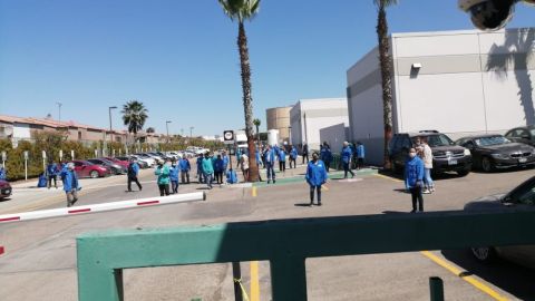 Paran labores en protesta trabajadores de la maquiladora Neo Tech