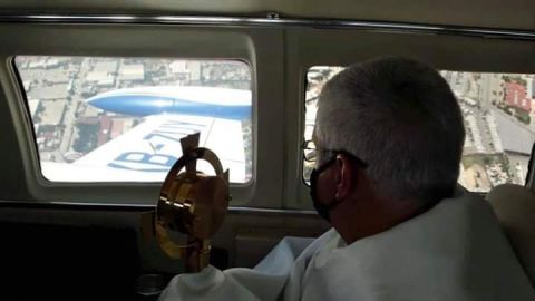 Feligreses reciben bendición aérea
