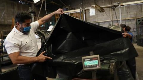 Fábrica mexicana pasa de hacer bolsas de basura a sacos para muertos de COVID-19