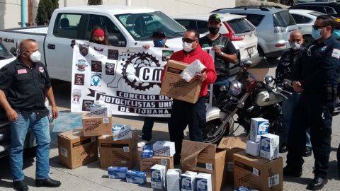 Motociclistas de Tijuana donan material al personal salud