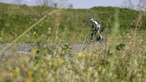 Ciclista pedalea para llevar medicinas a su pueblo en Italia