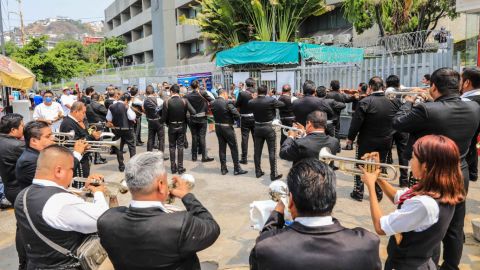 Video: Mariachis cantan a médicos que luchan contra el Covid-19 en Acapulco