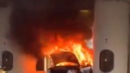 VIDEOS: Camioneta se incendia en la línea, justo en la caseta de revisión 🔥