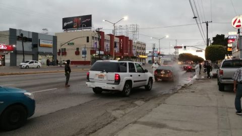 VIDEO: Desinfectan vehículos sobre los principales bulevares de Tijuana