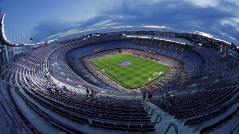 Barcelona cede derechos del Camp Nou contra COVID-19