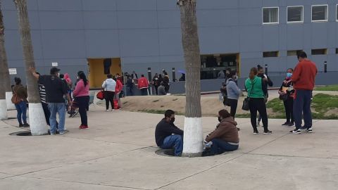 Familiares de pacientes de Covid19 internados en el hospital regional 1 del IMSS