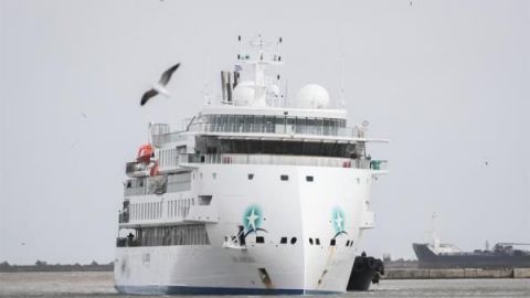 Treinta y tres tripulantes de crucero anclado en Uruguay siguen con COVID-19