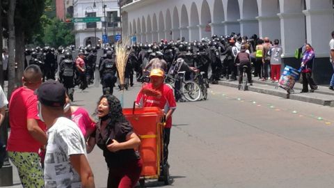 Video: Riñen policías y vendedores por cierre de comercios en Toluca