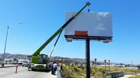 Quitan espectacular ''pirata'' del Manuel J. Clouthier y Vía Rápida Poniente