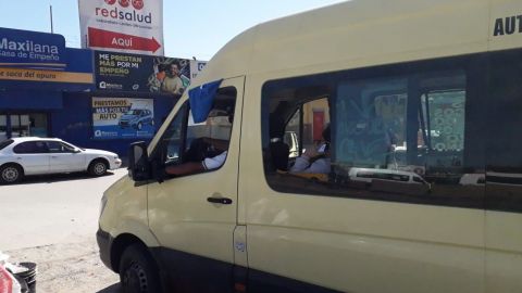 Usuarios del transporte público abandonan unidades