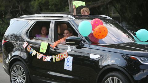 Festejo de cumpleaños desde vehículos es un riesgo de contagio