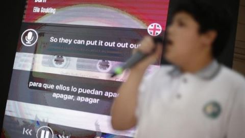 Mexicanos enfrentan el coronavirus con los "Viernes de karaoke" en línea