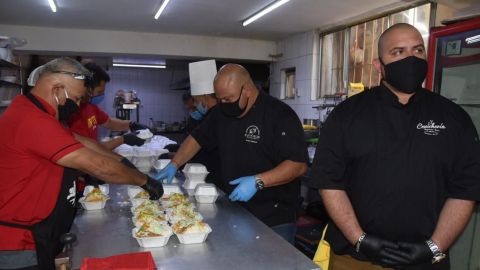 Restauranteros dan  alimento a personal de emergencia