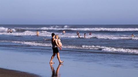 Playas de California llenas, pese a que están por llegar al millón de contagios