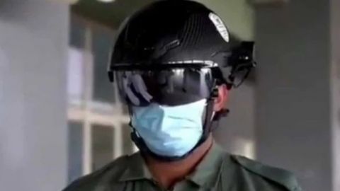 Policía de Dubái usa cascos inteligentes para detectar Covid-19