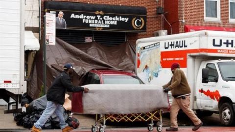 Las muertes del coronavirus desbordan las funerarias de Nueva York