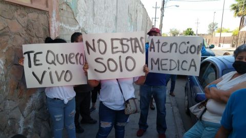 Se manifiestan familiares de internos afuera del CERESO de Mexicali