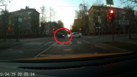 VIDEO: Motociclista se impacta contra auto, sale volando y muere