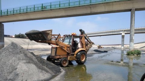 Limpian canalización del Río Tijuana