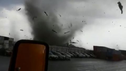 VIDEO: Granizo y hasta un tornado dejan destrozos en Apodaca