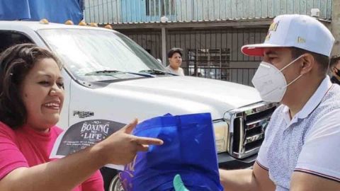 Entrenador de 'Canelo' dona despensas en Jalisco