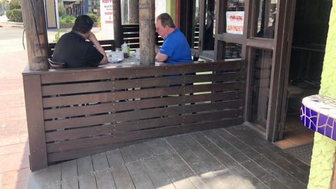 Insisten restauranteros en mantener abierto comedor; los multan