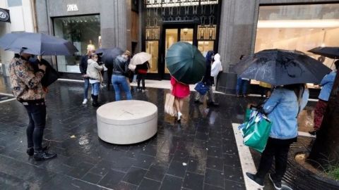 Gente hace fila para comprar en Zara por reapertura en Francia