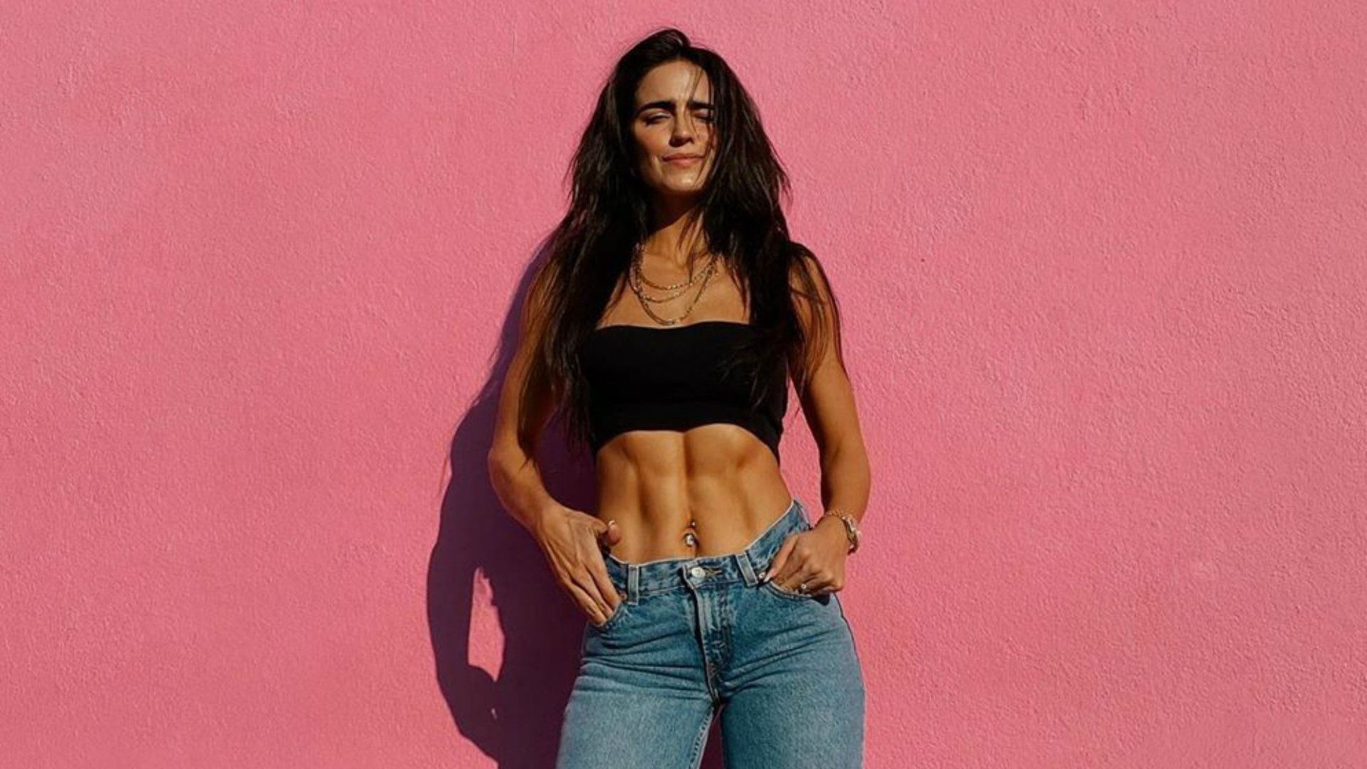 VIDEO Bárbara de Regil intenta hacer receta de galletas ''fitness'', sale mal