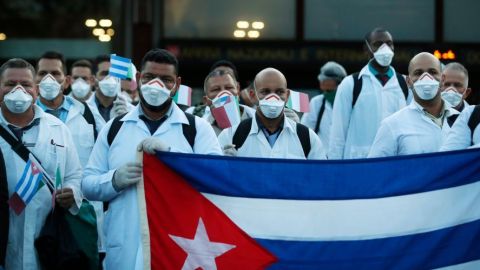 Al menos 590 médicos cubanos trabajan en México para enfrentar el COVID-19