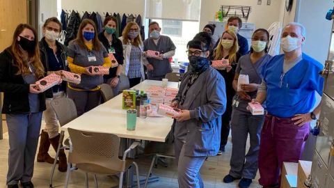 Piratas de Pittsburgh donan desayunos a personal de hospitales