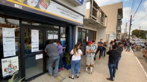 VIDEO: En Tijuana hacen fila por comprar cerveza sin respetar la sana distancia