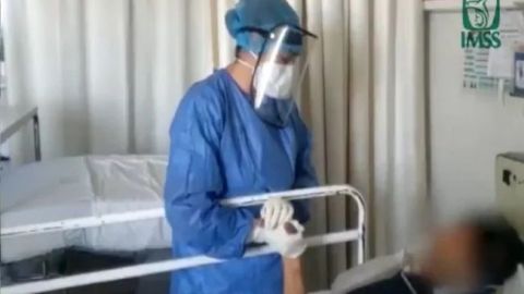 VIDEO: Enfermera canta a pacientes de covid para reducir su miedo en Jalisco