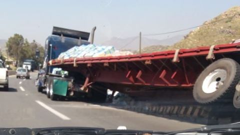 Tráiler accidentado en autopista Tijuana-Tecate