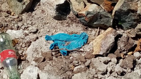 FOTOS: Tiran cubrebocas y guantes usados en panteón