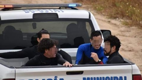 Se llevan detenidos a surfistas por no acatar el cierre de playas en Rosarito