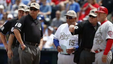 Nuevas reglas en MLB: Ducharse en casa y no escupir