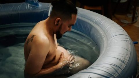 Papá transgénero comparte fotos de su parto en agua 😱