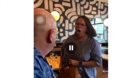 VIDEO: Mujer tose en la cara de hombre, se enoja que le pidan sana distancia