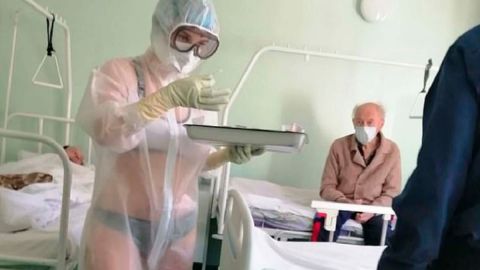 Enfermera atiende a sus pacientes con COVID-19 en lencería 👀