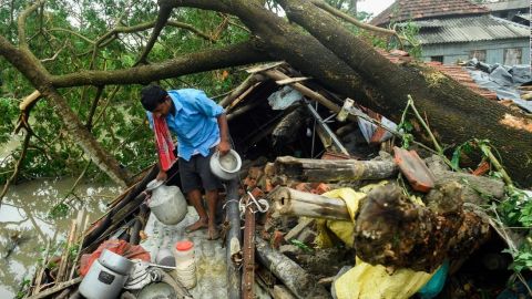 Poderoso ciclón deja al menos 82 muertos en India y Bangladés