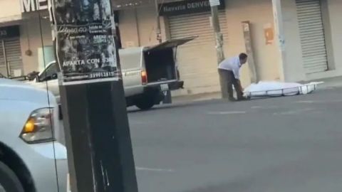 VIDEO: Carroza tira un cuerpo en la calle por error