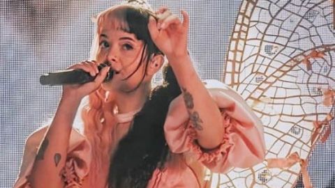 VIDEO: La cantante Melanie Martinez se besa con su novio totalmente desnudos 😱