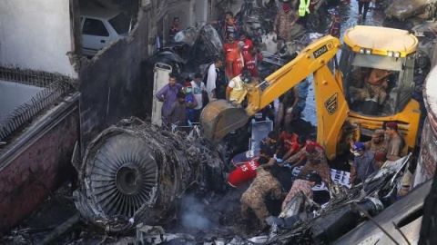 Un avión con 107 personas se estrelló en Pakistan